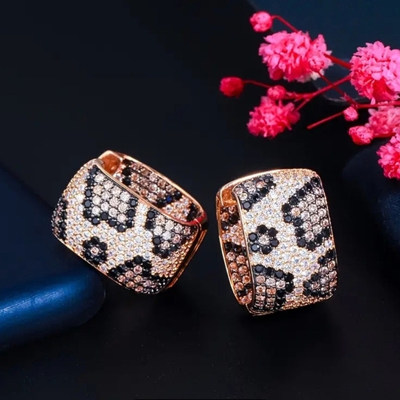 Leopard "In/Out" Rectangular Hoop Earrings - Picture 7 of 8